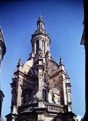 Kilátás az 1519-26-ban épült nagy escalier lámpására