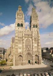 A nyugati homlokzat látképe, XIII-XV