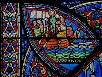 A w21-es ablak egy jelenetet ábrázol Szent Eustache életéből: családjával Egyiptomba indul