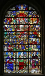A w32 ablak a Szűzanya litániáját és Szent Lubint, Keresztelő Szent Jánost és Szent Maurot ábrázolja