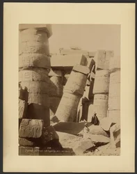 (Karnak) Gd. Templom, hypostyle csarnok, belső tér, támaszkodó oszlop
