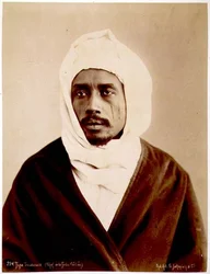 A Galieh törzs egyik szudáni törzsfőnökének portréja (szepiaszínű fotó)