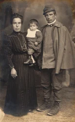 Képeslap gyalogos katonával, tüzérrel, háborús egyenruhában családjával, 16031917