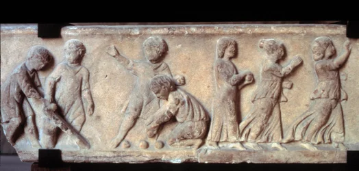 Gallo római művészet (galloromain): márványfríz alacsony domborművel egy szarkofágból, labdázó gyerekeket ábrázol. Kr.u. 2. század. Párizs, Louvre Múzeum