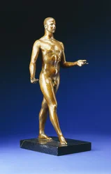 Sétáló ember – Lincoln Kirstein portréja, 1933 körül (aranyozott bronz csomag, erezett fekete márvány alapon)