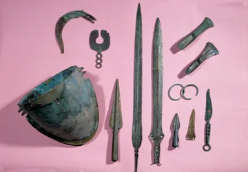 Gall művészet: bronzsisak, fejsze, sarló, dísz, kard, karperec, hegy Theil-à-Billy-sur-Loirból. Kr. e. 1150 - 950. Saint-Germain-en-Laye, Régészeti Múzeum