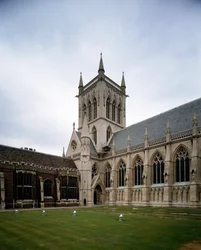 Gótikus művészet: a Richmond grófné által 1511-ben alapított Saint John College látványa. A kápolna 1864-ben épült Sir George Gilbert Scoot projektje alapján. Cambridge-i Egyetem, Anglia