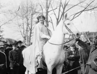Inez Milholland Boissevain a National American Woman Suffrage Association felvonulásán