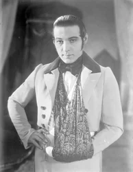 Valentino a „The Eagle” forgatásán, karjával egy autóbaleset után, 1925 körül