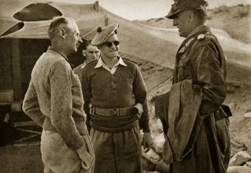 Thoma tábornok (jobbra), akit éppen elfogtak El Alameinnél, és Montgomery tábornok (balra) 1942. november 4-én (fekete-fehér fotó).
