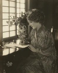 Mary Pickford, kimonót viselő, íróasztalnál ír, 1918 körül (f/w fotó)