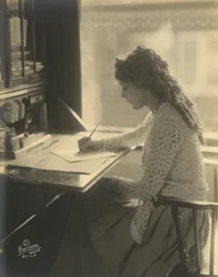 Mary Pickford íróasztalnál ír, 1918 körül (f/w fotó)