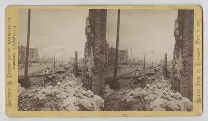 A Washington Street sztereográfja a LaSalle Street sarkáról, keletre nézve az 1871-es, 1871-es chicagói tűzvész után (bw fotó a kártyatartón)