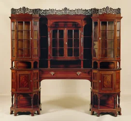 Vitrin, a Morris & Co. számára, 1880 körül (faragott mahagóni)
