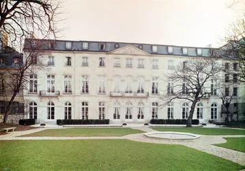 Kilátás az 1713-ban épült Hotel de Beauharnais kerti homlokzatára. A Salon Vert belseje Eugene de Beauharnais herceg (1781-1824) lakásában