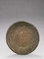 Tál vésett satufigurákkal, 1150-1200