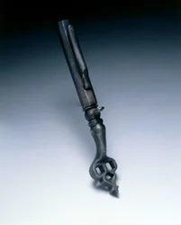 Kombinált kerékkulcs és pormérő, 1625-50 körül (acél)