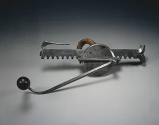 Cranequin, 1528 körül (acél lenzsinórral és fa nyéllel)