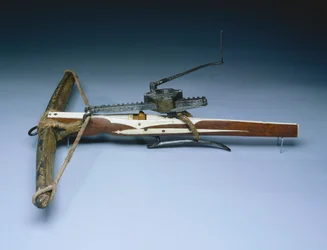 Számszeríj, 1460-70 körül (fa, csont, szarv, vas, acél és pergamen)