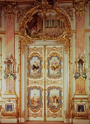 A Porcelánszoba ajtaja négy táblával Meissen klasszikus jeleneteit és egy színházi produkciót ábrázoló táblával