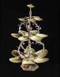 Dombornyomott asztalközép kagyló alakú edényekkel, D.T. Moye, Hamburg, 1633-44 (ezüst aranyozott)