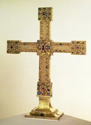 A Szent Római Birodalom császári keresztje tölgyből, aranylemezekkel borítva, gyöngyökkel és drágakövekkel díszítve, nyugatnémet, 1024-25 (tölgy, arany, drágakövek és gyöngyök)