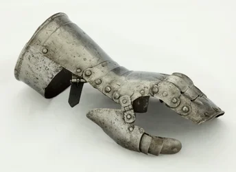 Bal kesztyű, 1490-1510 körül (acél és bőr)