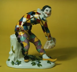 Harlekin meisseni figurája, 1750 körül (porcelán)