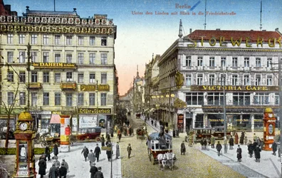 A berlini Unter den Linden és a Friedrichstrasse-t ábrázoló képeslap, 1910 körül (színes fotó)