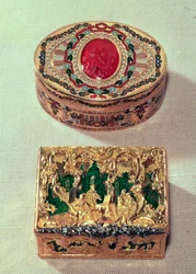 Felső: Arany tubákos, különféle kövekkel kirakott tubákdoboz, közepén korneol-kamemával, amorinivel, valószínűleg a drezdai J. C. Neubertől. Alul: Arany tubákdoboz figuracsoportokkal, rokokó tekercsek között