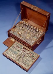 Utazási sebészeti és gyógyszertári készlet. 1640. Augsburg. Dekoratív művészet, Párizs.