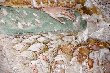 Madonna della Misericordia karjai fátyolos nők csoportját takarják, Giacomo de Buschis il Borlone freskójának töredéke, Santa Maria Nascente templom, Gromo San Marino, Lombardia, Olaszország