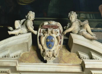 A Barberini-kápolna belső nézete, két címert tartó kerubbal díszített oromzat részlete, márvány és lazurit