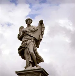 A Szent Lepelt tartó Angyal szobra