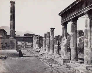 A Venus Pompeiiana templom keleti oszlopsora Pompejiben