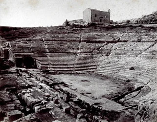 A görög színház maradványai Siracusában a Neàpoll Monumental Parkban. Az előtérben a félköríves zenekar és a cavea