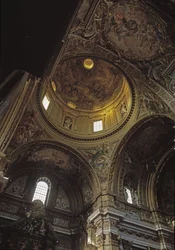 Kilátás a Baciccia kupolájára és freskójára, Gesu templom Rómában, 1568 körül (A Chiesa del Gesu belső képe kupolával és Baciccia freskóival, Róma, Olaszország)