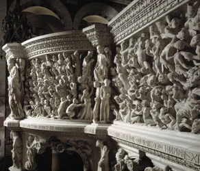 Giovanni Pisano (1248-1314) által megvalósított szék részlete: Krisztus-bíró a választottak és az elátkozottak között (Részlet a márvány szószék domborműveiről, a Krisztus a választottak és az elkárhozott lelkek között) 1302-1311 Pisai katedrális (Duomo di
