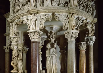 Teológiai erények és Herkules a bal oldalon Részlet a szószéket alátámasztó faragott csoportokról. Giovanni Pisano (1248-1314) márványszobra. 1302-1311 Pisai katedrális (Duomo di Santa Maria Assunta di Pisa), Olaszország