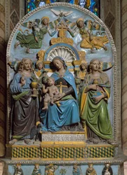 A Szűz és a gyermek Szent Madeleine-nel és Szent János evangélista márvány és terrakotta polikróm, Giovanni della Robbia (1469-1529) Firenze, Santa Croce templom, Cappella Pulci