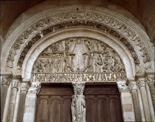 Román kori művészet: az utolsó ítéletet ábrázoló faragott timpanon. Gislebertus mester szobra (kb. 1130-1140). Saint-Lazare-székesegyház (Saint-Lazare)
