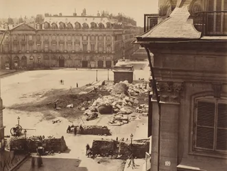 A párizsi Vendome tér az oszlop megsemmisülése után