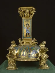 A St. Bertin-kereszt alapja, az Abbaye Saint-Bertinből, 1180 körül (aranyozott bronz és champleve zománc) (lásd még: 204570, 232624 és 232839)