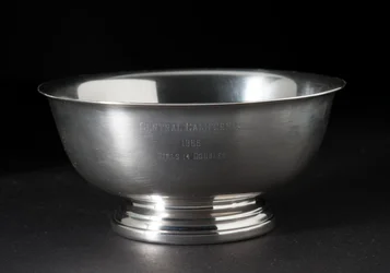 Ezüst bowl tenisz trófeát Sally Ride-nak ajándékoztak, 1965.