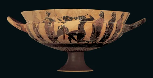 Tetőtéri fekete figurás siana csésze Thészeuszt és Minotauruszt ábrázoló, ie 560-550
