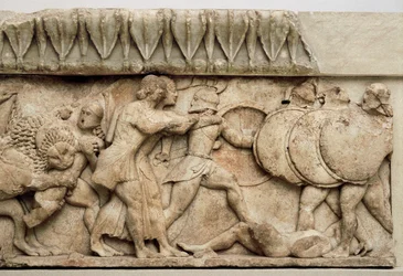 Gigantomachy: Cybele oroszlánja felfal egy óriást, miközben Apollón és Artemisz az óriások ellen harcol, ie 525