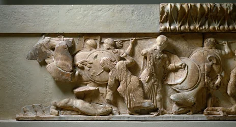 Görög, Ion művészet: Sziphnosz Trezor északi fríze: Gigantomachia, Apollón és Artemisz egy óriás ellen harcoló jelenete. Kr.e. 525. Delphi, Régészeti Múzeum