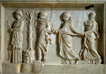 Görög művészet: fiatal nőt követő három nimfát ábrázoló alacsony dombormű. Kr. e. 2. század. Athén, Pireuszi Múzeum