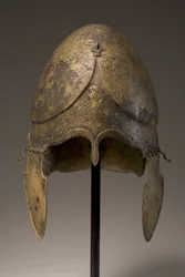 Fallikus rátétes sisak, khalkiszi, Kr. e. 5-4. század