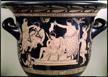 Orestes, mint fohász a delphoi Apolló-szentélyben, részlet egy attikai vörös alakos kráterből, amelyet az apuliai Eumenidész festő 92567-es kerámiarészletének tulajdonítottak